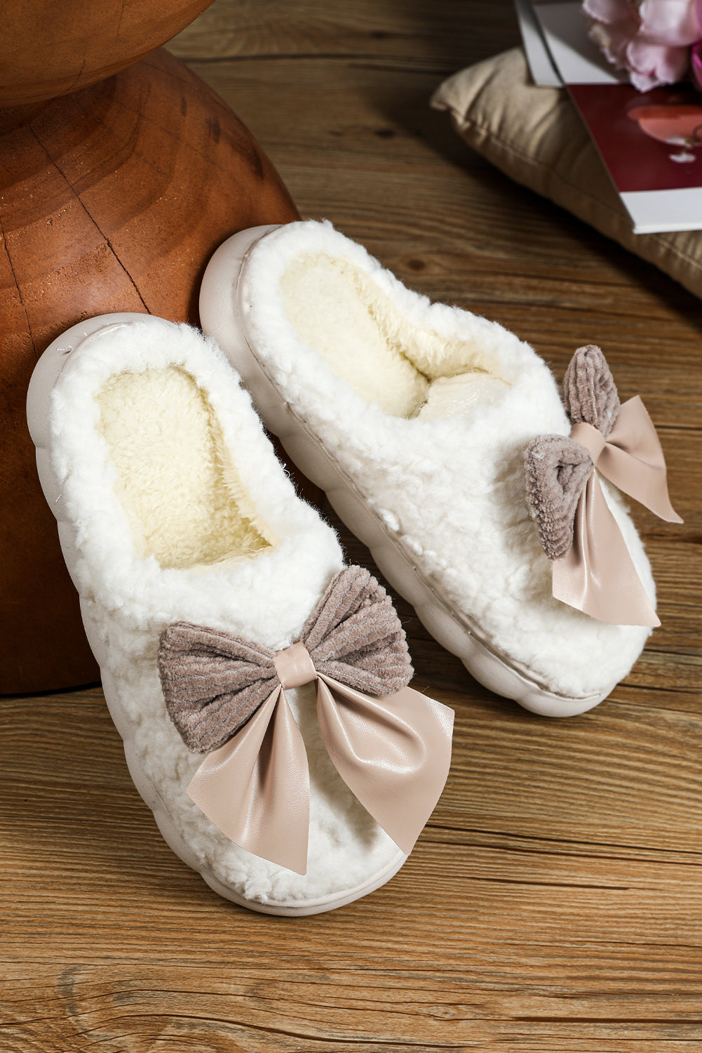 White Contrast Bowknot Applique Plush Winter Slippers (Bow Colors May Differ by Batch)