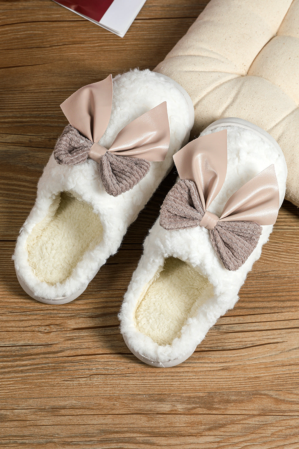 White Contrast Bowknot Applique Plush Winter Slippers (Bow Colors May Differ by Batch)